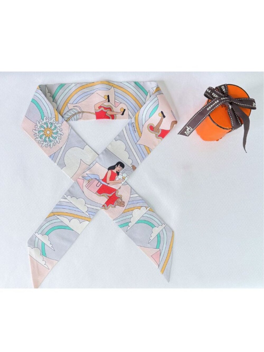 Hermès C$320 Carrés Volants Gris Perle Rose Pâle Grenadine Silk Twilly Scarf
